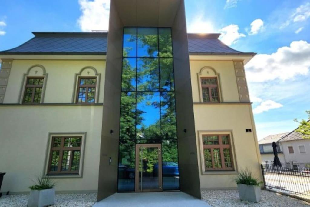 Mit Balkon, Lift, Luxus -beletage Appartement *
